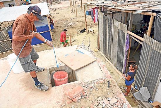 Vecinos reclaman por agua en “zona cero” de Manta