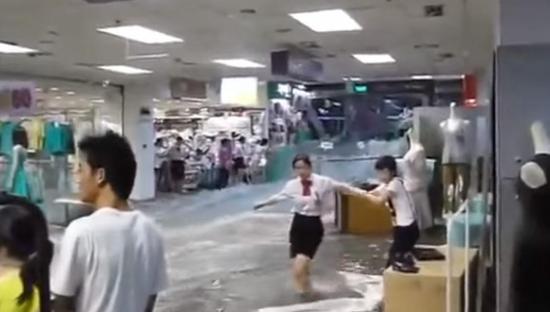 Río inunda centro comercial en pocos segundos en China