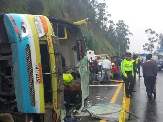 Accidente de un bus deja tres muertos
