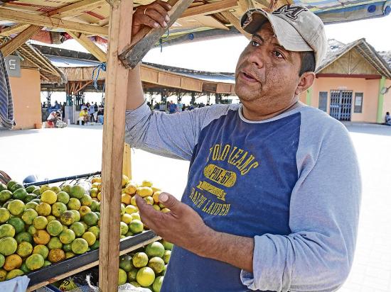 El sismo le quitó sus tres locales, ahora vende frutas
