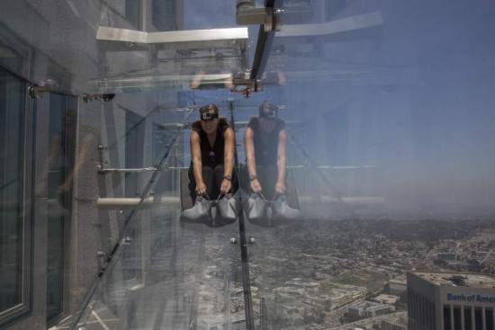 Inauguran en Estados Unidos un tobogán de cristal a 300 metros de altura