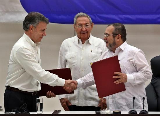 Presidente de Francia felicita a su holólogo colombiano por acuerdo de paz con las FARC