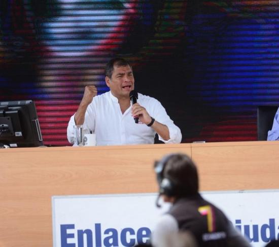 Rafael Correa llegó retrasado a su enlace ciudadano en Manta