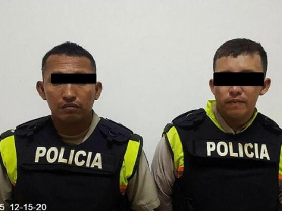 Policías atrapados en poder de 250 paquetes de cocaína