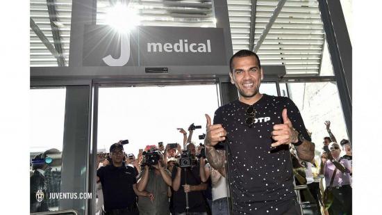 Dani Alves es oficialmente un nuevo jugador de la Juventus