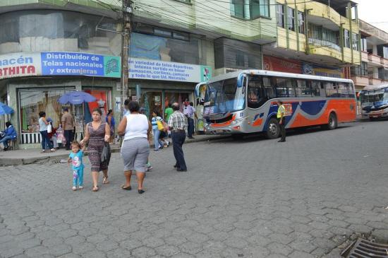 Reconstrucción del Mercado Municipal genera molestias en la intersección de las calles Guayaquil y Latacunga