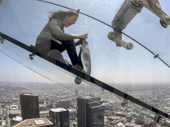 Crean un tobogán gigante de cristal en Los Ángeles