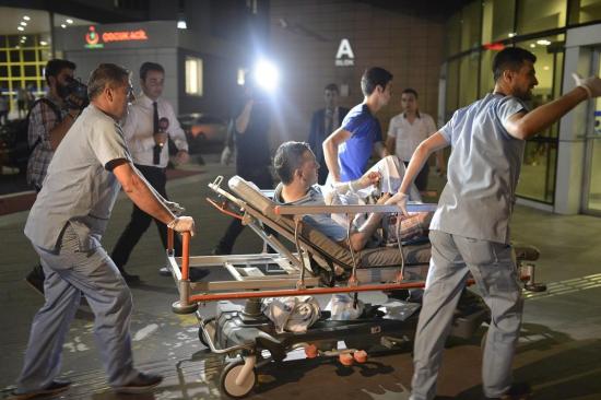 38 Muertos y 120 heridos en el atentado de Estambul, según televisión turca
