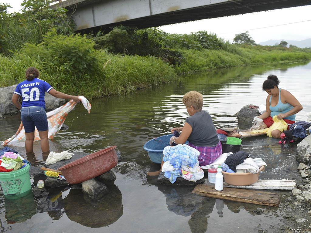 intermitente Susceptibles a explique Algunas comunidades no pierden costumbre de lavar ropa en el río | El  Diario Ecuador