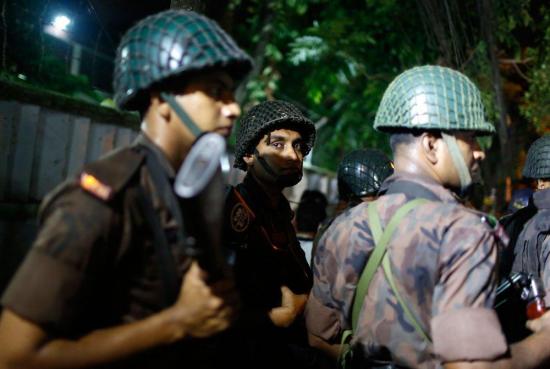 Hombres armados retienen al menos a 20 rehenes en restaurante de Bangladesh