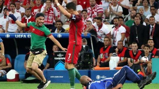Un suizo seguidor de Portugal, el aficionado que intentó abrazar a Ronaldo