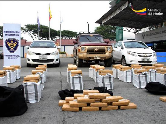 Policía halla cocaína en dos provincias