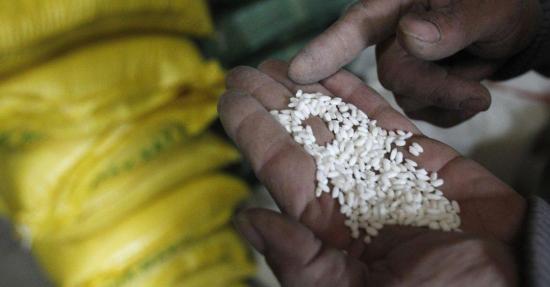 Nepal vende arroz donado tras al terremoto al no poder darlo a los afectados