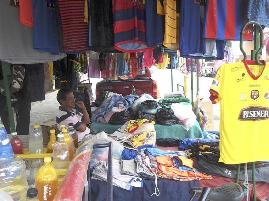 Cobro a comerciantes informales sigue en análisis en el municipio