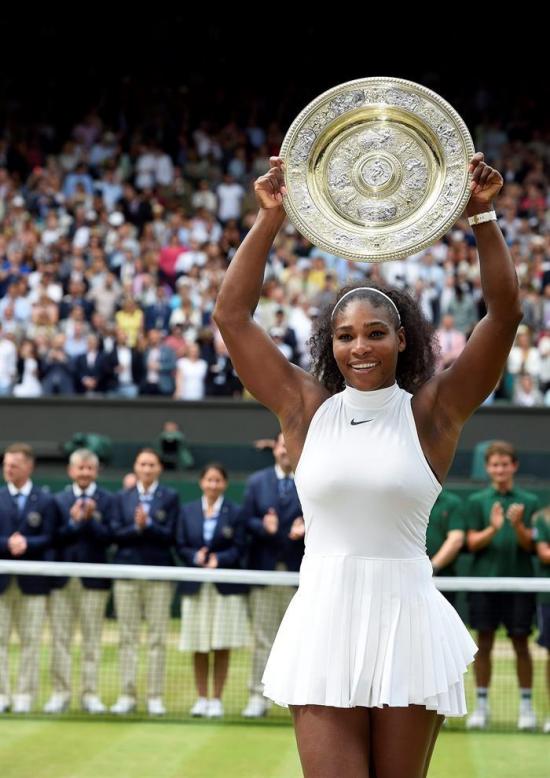 Serena vuelve a reinar en Wimbledon e iguala el récord de Graf