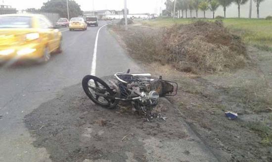 Choque causa incendio de moto