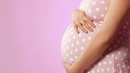 Una mujer se entera que estaba embarazada y minutos después dio a luz