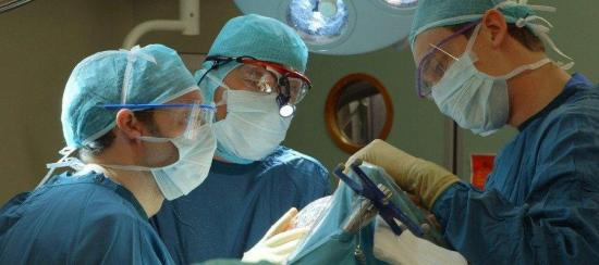 Un australiano pierde un testículo en una cirugía ilegal en un hotel