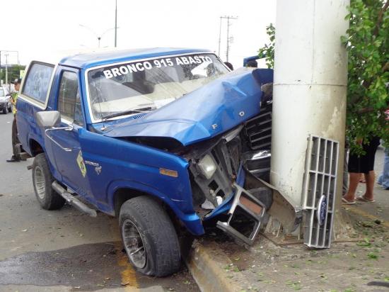 Herido al chocar contra valla publicitaria en Portoviejo