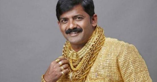 Asesinan al millonario indio famoso por la camisa de oro más cara del mundo