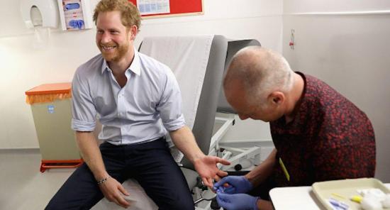 Príncipe Harry transmite en Facebook su prueba de VIH