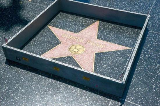 Colocan un 'muro' alrededor de la estrella de Donald Trump en Hollywood