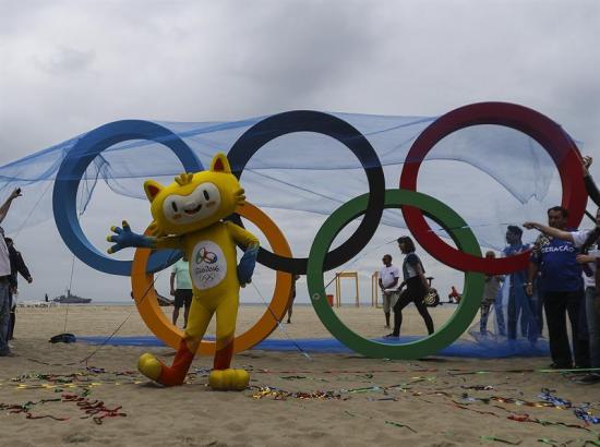 Inauguran anillos olímpicos de plástico reciclado en playa de Río de Janeiro
