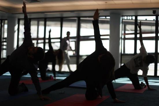 Yoga, nueva forma de aliviar la espera en el aeropuerto de Santiago