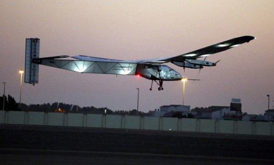 El avión Solar Impulse inicia su último viaje para completar la vuelta al mundo