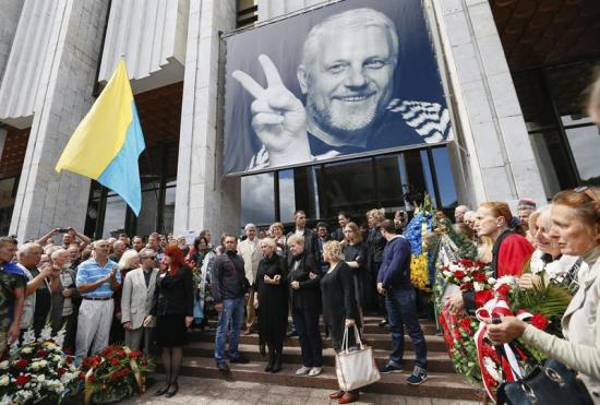 Cientos de personas despiden al periodista asesinado en Ucrania