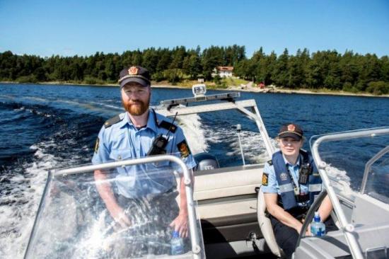 Policía se multa a sí mismo por ir en barco sin chaleco salvavidas