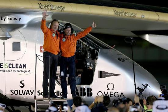 El avión Solar Impulse II logra su pionera hazaña de dar la vuelta al mundo
