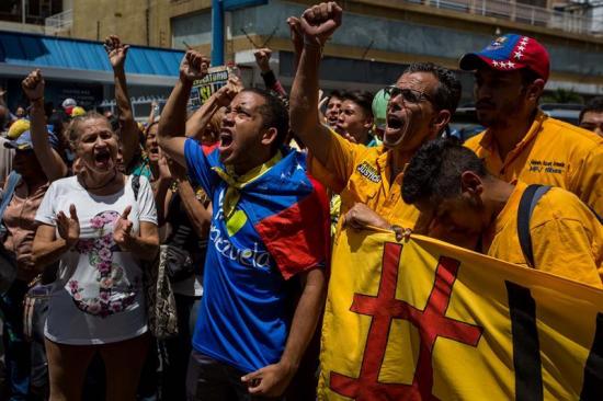 Oposición venezolana entrega al CNE una solicitud para celeridad en revocatorio