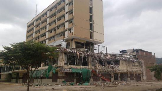 Suspenden la implosión del Centro Comercial Municipal de Portoviejo