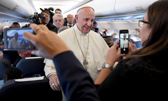 El papa dice que el mundo está en guerra, pero no 'una guerra de religiones'