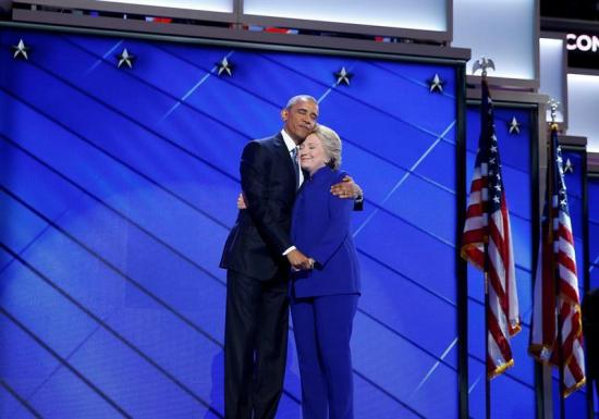 El conmovedor abrazo de Obama y Clinton: 'No hay nadie más cualificado que Hillary'
