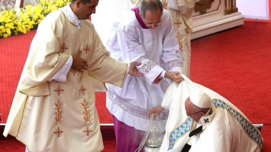 El papa Francisco sufre una caída durante misa en santuario de Czestochowa