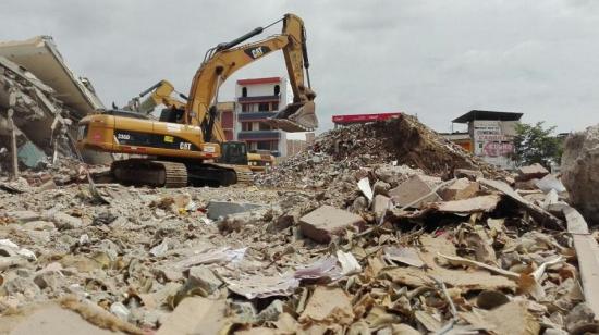 Sólo escombros quedaron del icónico Centro Comercial de Portoviejo