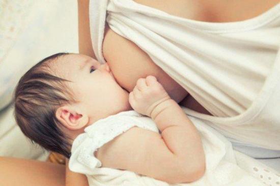 Unos 77 millones de bebés no toman leche materna en las primeras horas de vida