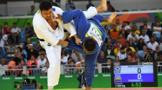Judoca Freddy Figueroa cae contra el surkoreano Sungmin Kim
