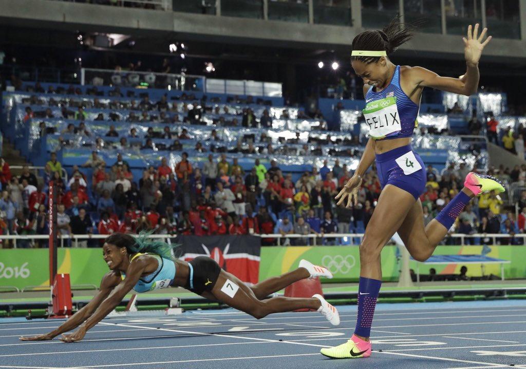 La atleta Shaunae Miller se lanza sobre la meta para ganar el oro en