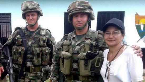 Foto de viuda de fundador de las FARC con militares colombianos recorre las redes sociales