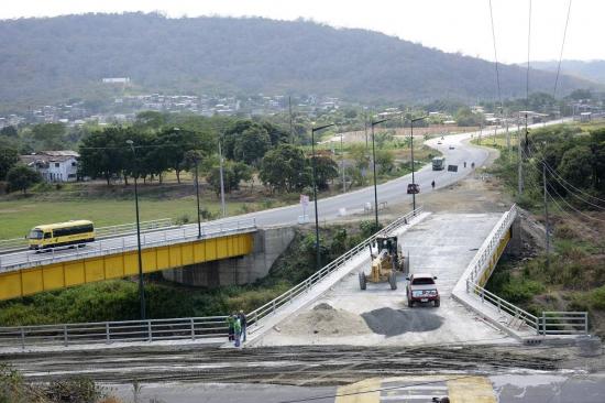 Amenazan con cerrar vía para exigir terminación del puente El Guabito
