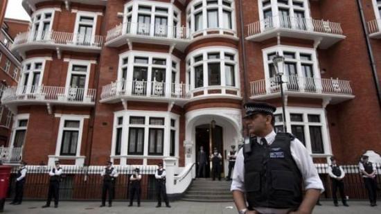 Ecuador protesta por intento de ingreso a su embajada en Londres