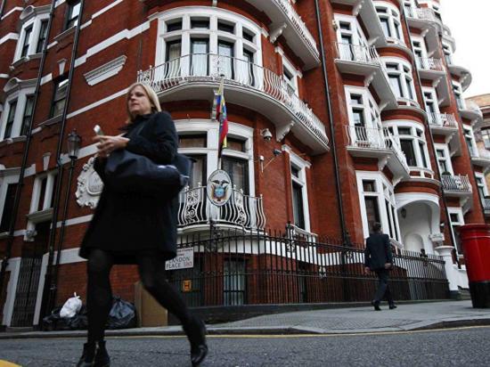 Gobierno critica el actuar de la policía británica en la embajada