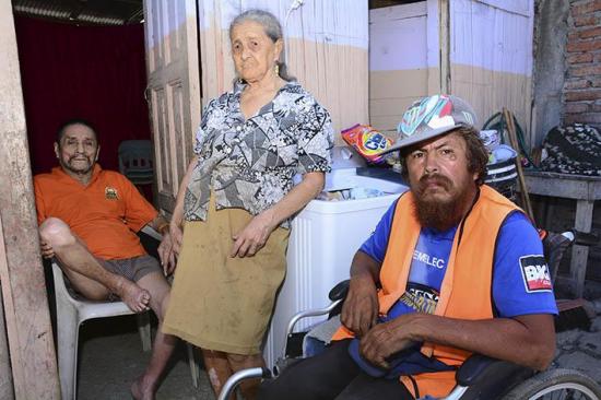 Milton Mendoza trabaja desde una silla de ruedas para mantener a sus padres