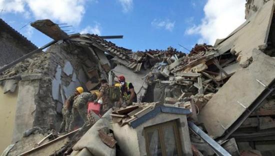Rescatan con vida a niña tras 16 horas bajos los escombros en Italia