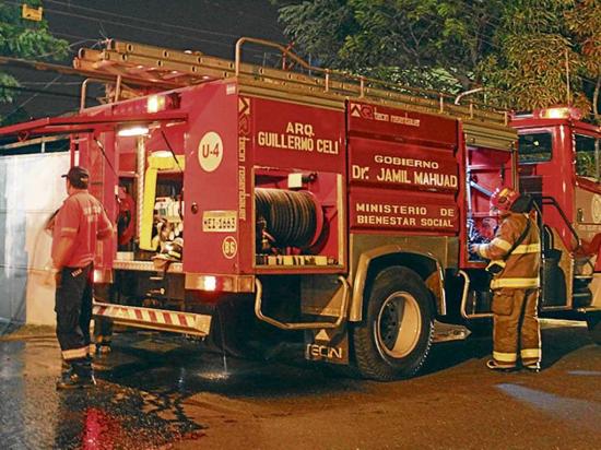 Socorristas controlan incendio en una bodega en la ciudadela Marbella