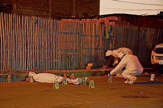Mujer fue asesinada de 11 disparos anoche en Manta