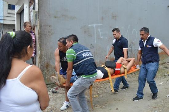 Hombre es acuchillado frente a su hijo en Santo Domingo